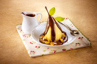COOKED_PEARS_WITH_CHOCOLATE_SAUCE.jpg